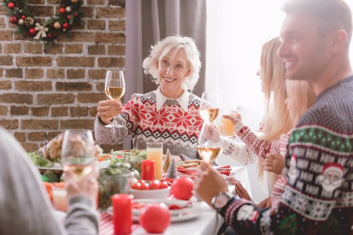 Archivo - Brindis en la comida de Navidad.