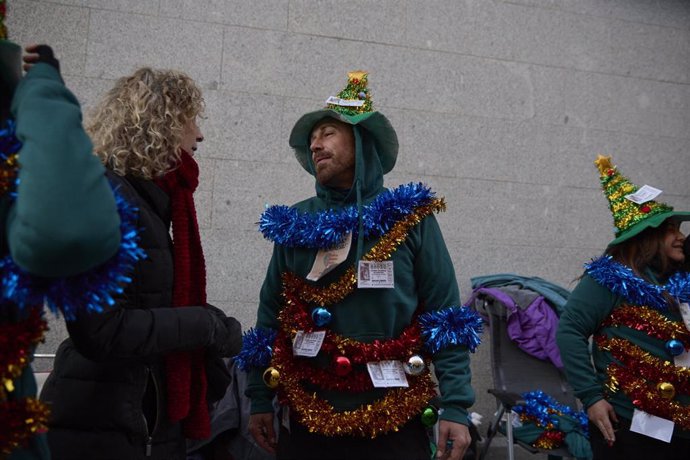 Varias personas hacen cola para entrar en el Sorteo Extraordinario de la Lotería de Navidad, en el Teatro Real, a 21 de diciembre de 2024, en Madrid (España). El primer premio, más conocido como 'el Gordo' de Navidad, reparte un total de cuatro millones d