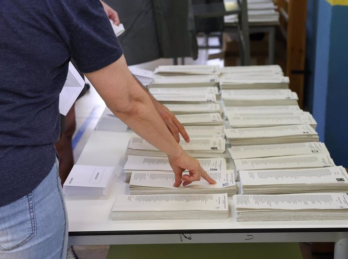 Archivo - Varias personas ejercen su derecho a voto en el colegio público La Navata, en Galapagar