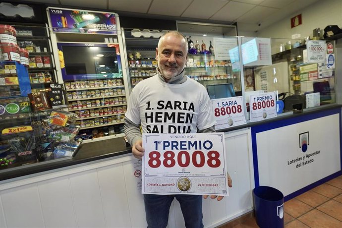 Archivo - Un vendedor del estanco de Urioste celebra que ha vendido parte del número 88008 correspondiente al ‘Primer Premio’ del Sorteo Extraordinario de la Lotería de Navidad, a 22 de diciembre de 2023, en Ortuella