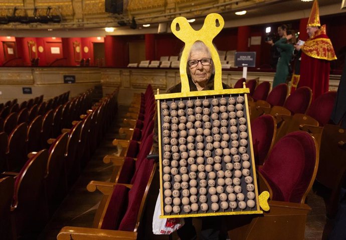 Manoli con un disfraz antes de la celebración del Sorteo Extraordinario de la Lotería de Navidad 2024, en el Teatro Real, a 22 de diciembre de 2024, en Madrid (España). El Estado reparte hoy un total de 2.702 millones de euros en premios, lo que supone 11