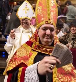 Un hombre disfrazado de obispo con sus décimos antes de comenzar la celebración del Sorteo Extraordinario de la Lotería de Navidad 2024, en el Teatro Real, a 22 de diciembre de 2024, en Madrid (España). El Estado reparte hoy un total de 2.702 millones de 