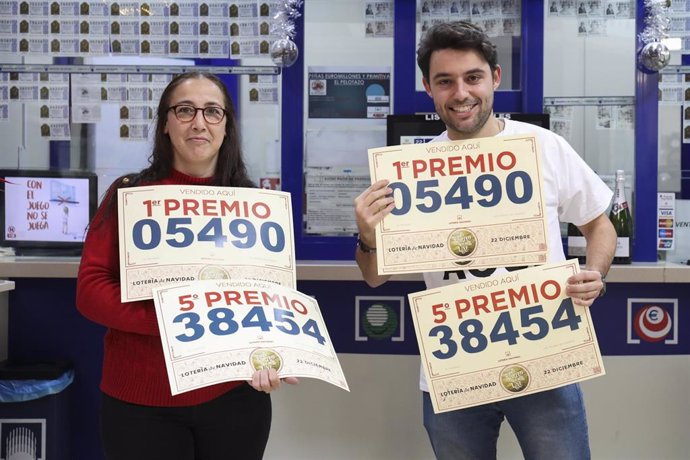 Archivo - Empleados de la administración situada en el Centro Comercial El Pinar celebran que han vendido parte del número 5490 correspondiente al 'Gordo' del Sorteo Extraordinario de la Lotería de Navidad, a 22 de diciembre de 2022, en Las Rozas, Madrid 