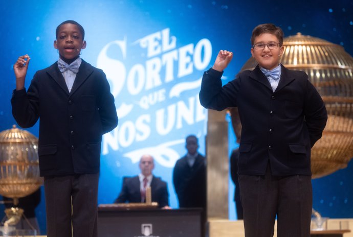 Adam Lucas Kadmiri (i) y Sergio Abaga (d), cantan un quinto premio, el número 37.876 durante la celebración del Sorteo Extraordinario de la Lotería de Navidad 2024, en el Teatro Real, a 22 de diciembre de 2024, en Madrid (España).