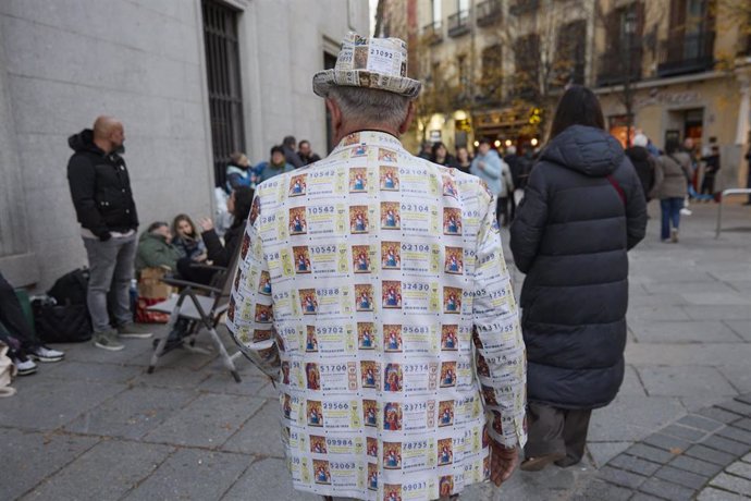 Varias personas hacen cola para entrar en el Sorteo Extraordinario de la Lotería de Navidad, en el Teatro Real, a 21 de diciembre de 2024, en Madrid (España). 