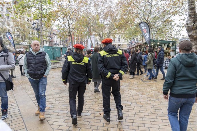 Archivo - Patrulla de la Policía Municipal de Bilbao en el mercado de Santo Tomás