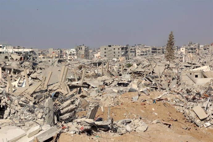 Archivo - Edificios destruidos en la ciudad de Rafá, en la frontera con Egipto, a causa de la ofensiva militar lanzada por Israel contra la Franja de Gaza (archivo)