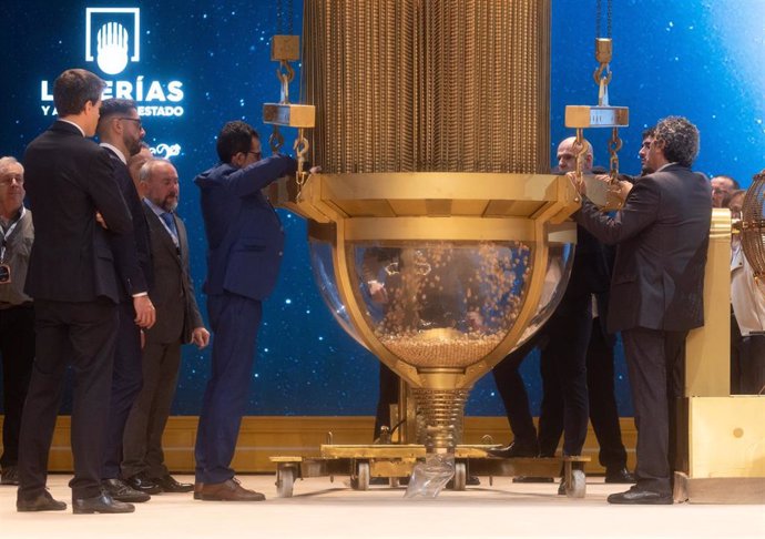 Preparación del bombo antes de la celebración del Sorteo Extraordinario de la Lotería de Navidad 2024, en el Teatro Real, a 22 de diciembre de 2024