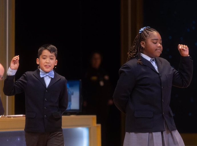 Axiel Kyron Abas y Ainhoa Rosero Gómez Limbaga cantan el tercer premio, el número 11.840 durante la celebración del Sorteo Extraordinario de la Lotería de Navidad 2024, en el Teatro Real, a 22 de diciembre de 2024, en Madrid (España). El Estado reparte ho