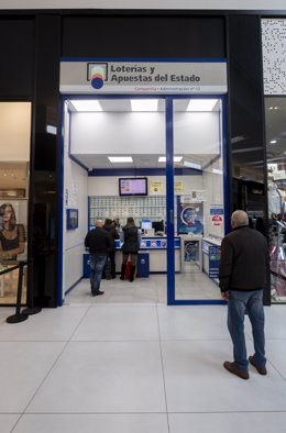 Archivo - La administración situada en el Centro Comercial Parque Corredor donde se ha vendido parte del número 5490 correspondiente al 'Gordo' del Sorteo Extraordinario de la Lotería de Navidad, a 22 de diciembre de 2022, en Torrejón de Ardoz, Madrid (Es