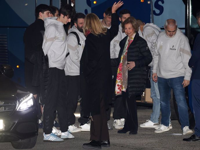 LA INFANTA CRISTINA, LA REINA SOFÍA Y PABLO URDANGARIN SALUDANDO A SU EQUIPO DE BALONMANO