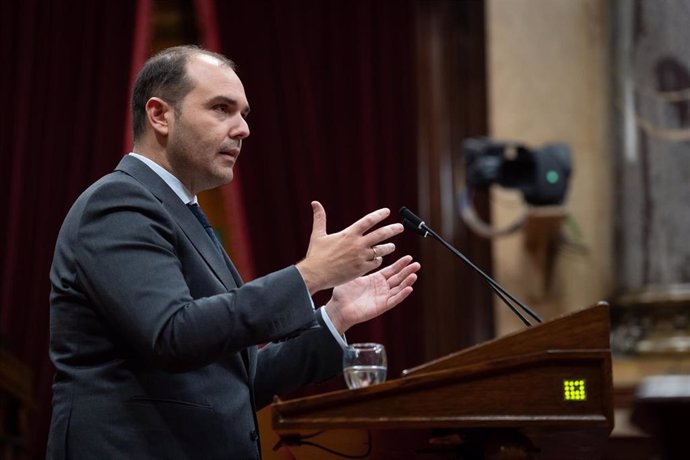 Archivo - El conseller de Presidència de la Generalitat, Albert Dalmau, durante un pleno en el Parlament de Catalunya, a 18 de diciembre de 2024, en Madrid