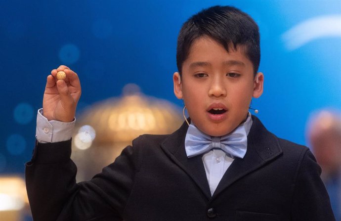 Axiel Kyron Abas canta el tercer premio, el número 11.840 durante la celebración del Sorteo Extraordinario de la Lotería de Navidad 2024, en el Teatro Real, a 22 de diciembre de 2024, en Madrid (España). 