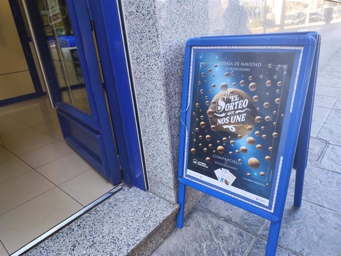 Entrada a una administración de lotería de Almería.