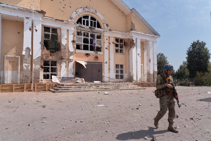 Archivo - August 23, 2024, Sudzha, Ukraine: A Ukrainian soldier patrols in the centre square in Sudzha. Ukraine conducts an incursion in Russia's Kursk region and have seized territory, including occupying Sudzha and captured Russian soldiers as prisoner 