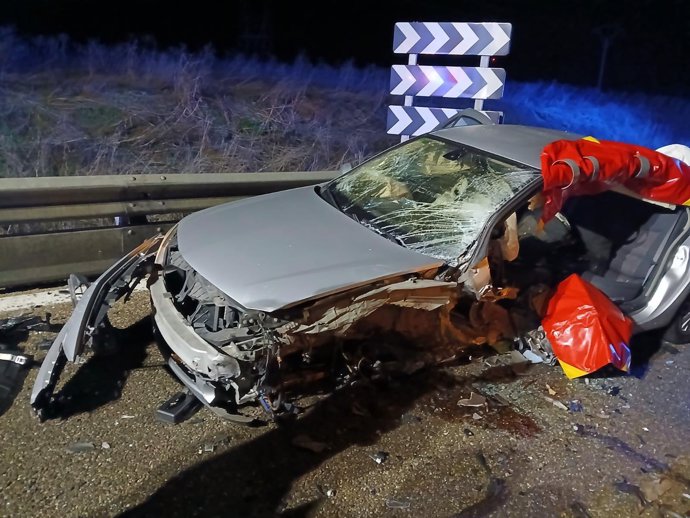 Uno de los coches accidentados en la colisión en Medina de Rioseco (Valladolid)