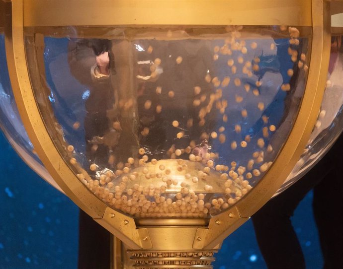 Preparación del bombo antes de la celebración del Sorteo Extraordinario de la Lotería de Navidad 2024, en el Teatro Real, a 22 de diciembre de 2024, en Madrid (España).