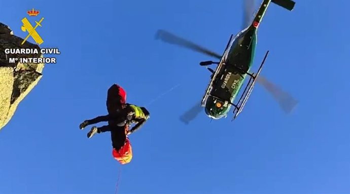 Rescate de una montañera herida en el Pico Almanzor (Ávila).