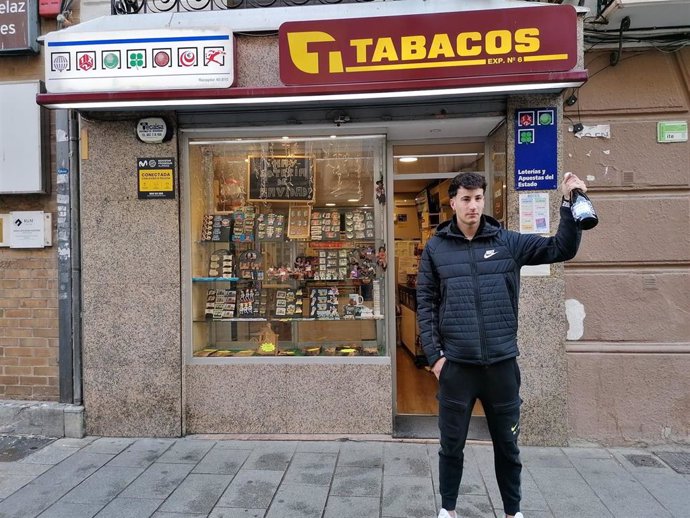 Adrián Izquierdo ha vendido un décimo del tercer premio en el estanco que regena en el Coso Bajo de Huesca.