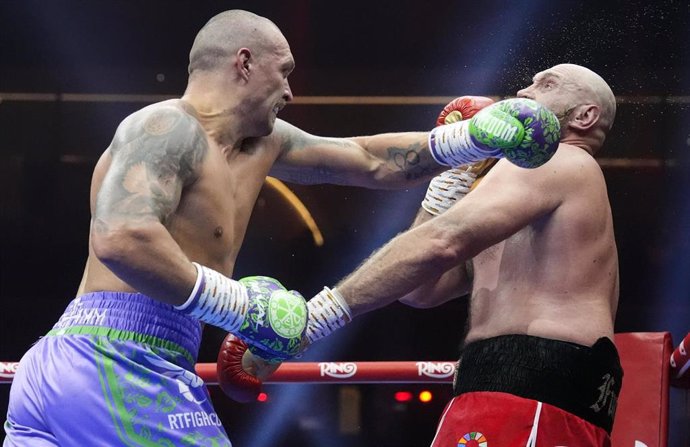 21 December 2024, Saudi Arabia, Riyadh: British boxer Tyson Fury (R) and Ukrainian boxer Oleksandr Usyk fight during the WBA, WBC, WBO, IBO World Heavyweight championship contest at the Kingdom Arena in Riyadh. Photo: Nick Potts/PA Wire/dpa