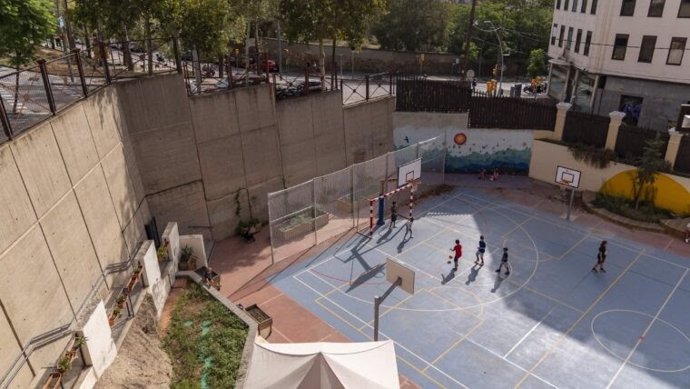 Barcelona mantiene abierto un patio escolar por cada distrito durante las vacaciones de Navidad