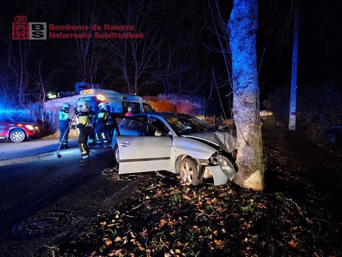 Los servicios de emergencia intervienen en el lugar del accidente.