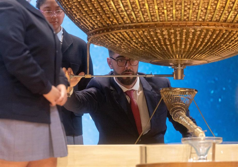 Celebración del Sorteo Extraordinario de la Lotería de Navidad 2024, en el Teatro Real, a 22 de diciembre de 2024, en Madrid (España). El Estado reparte hoy un total de 2.702 millones de euros en premios, lo que supone 112 millones más que el año pasado