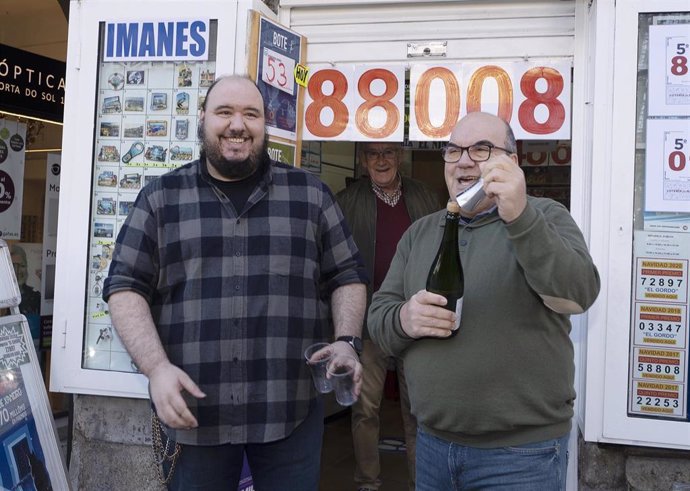 Archivo - Empleados de la administración de Puerta del Sol celebran que han vendido parte del número 88008 correspondiente al ‘Primer Premio’ del Sorteo Extraordinario de la Lotería de Navidad, a 22 de diciembre de 2023, en Vigo, Pontevedra, Galicia (Espa