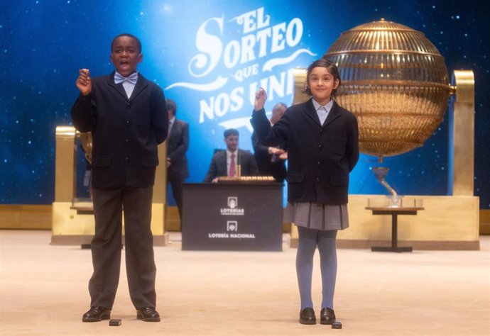 Ángel Abaga Elebiyo y Aurora Rodríguez Ososrio cantan un quinto premio durante la celebración del Sorteo Extraordinario de la Lotería de Navidad 2024, en el Teatro Real, a 22 de diciembre de 2024, en Madrid (España).