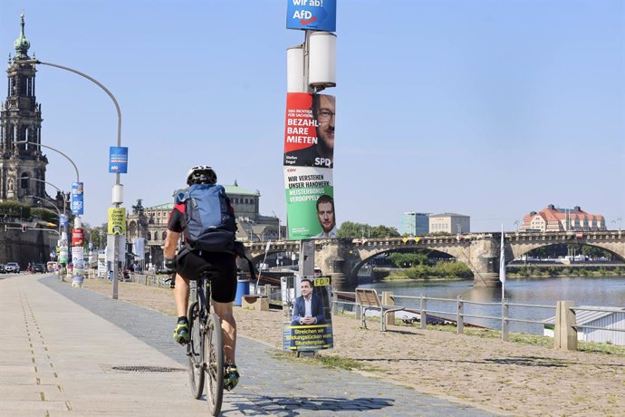 Archivo - August 29, 2024, Dresden, North Rhine-Westphalia, Germany: Wahlplakate verschiedener Parteien sind an einer Strassenlaterne am Elbufer angebracht, Wahlwerbung, Dresden vor der Landtagswahl in Sachsen am 1. September 2024, Zentrum am 29. August 2