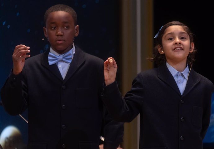 Ángel Abaga Elebiyo y Aurora Rodríguez Ososrio cantan un quinto premio, el número 74.778 durante la celebración del Sorteo Extraordinario de la Lotería de Navidad 2024, en el Teatro Real, a 22 de diciembre de 2024, en Madrid (España). 