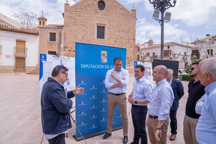 Archivo - Presentación del Plan DUS 5000 en Almería.