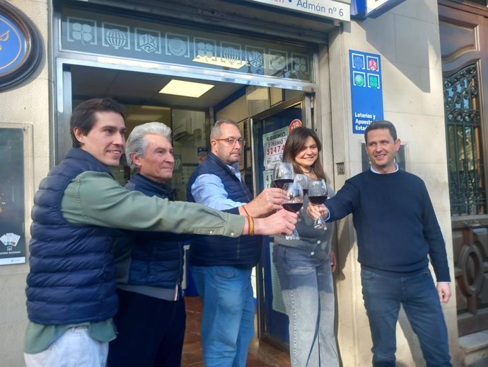 La adminstración Carmen de Muro del Carmen de Logroño brinda tras vender el primer premio de la Lotería de Navidad, el Gordo' de 2024