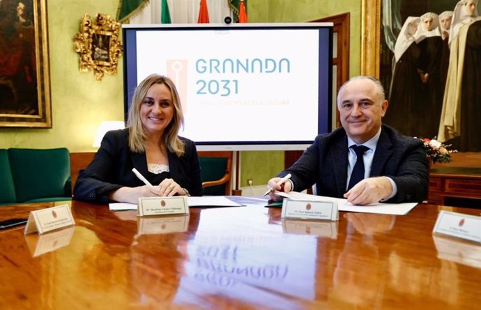 La alcaldesa de Granada, Marifrán Carazo, y el director territorial de CaixaBank Andalucía, Juan Ignacio Zafra.