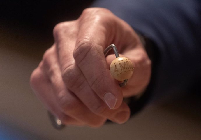 Una bola durante la celebración del Sorteo Extraordinario de la Lotería de Navidad 2024, en el Teatro Real, a 22 de diciembre de 2024, en Madrid (España).