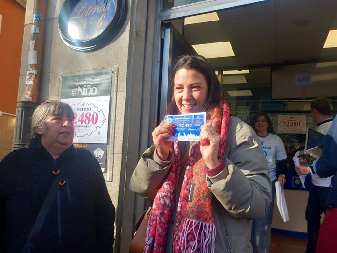 Una premiada con 'El Gordo' de Logroño, Piluca Balda, posa junto a la administración 6 de Logroño que ha dado el primer premio de Sorteo de Navidad