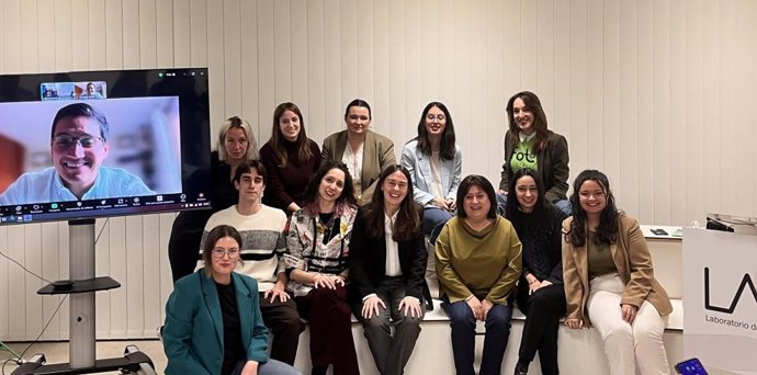 Los jóvenes emprendedores de Aragón y sus mentores, en el LAAAB junto a la directora del IAJ, Cristina Navarro.