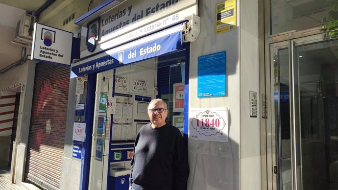 En la imagen, el responsable de la administración de loteria del número 89 de la calle Cristo de la Epidemia, en Málaga capital, que ha vendido un décimo premiado con 50.000 euros del tercer premio del Sorteo de Navidad.