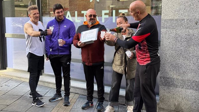 Socios del gimansio AltaFit celebran haber recibido parte del tercer premio del Sorteo de Navidad