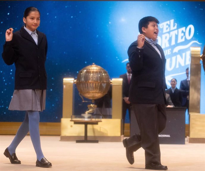 Piero Rai Chávez Huaroto y Alisce Ríos Gonzales cantan el primer premio, el 'Gordo', el número 72.480 durante la celebración del Sorteo Extraordinario de la Lotería de Navidad 2024, en el Teatro Real, a 22 de diciembre de 2024, en Madrid (España). 