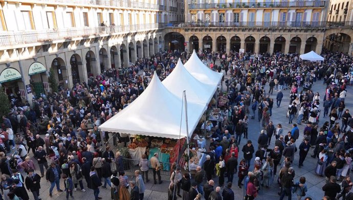 Archivo - Un grupo de personas en la feria de Santo Tomás, a 21 de diciembre de 2022, en San Sebastián, Gipuzkoa, Euskadi 