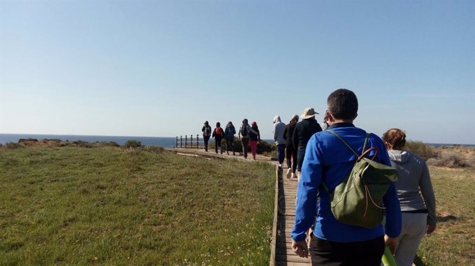 Senderistas y ciclistas en el Parque Regional de Calblanque.