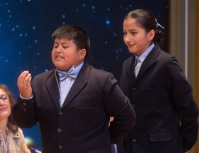 Piero Rai Chávez Huaroto y Alisce Ríos Gonzales cantan el primer premio, el 'Gordo', el número 72.480 durante la celebración del Sorteo Extraordinario de la Lotería de Navidad 2024, en el Teatro Real, a 22 de diciembre de 2024, en Madrid (España). El Esta