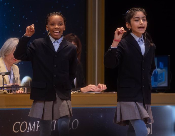 Fidelia Sañaba Mangue (i) y Rosario Martínez García (d) cantan un quinto premio durante la celebración del Sorteo Extraordinario de la Lotería de Navidad 2024, en el Teatro Real, a 22 de diciembre de 2024, en Madrid (España).