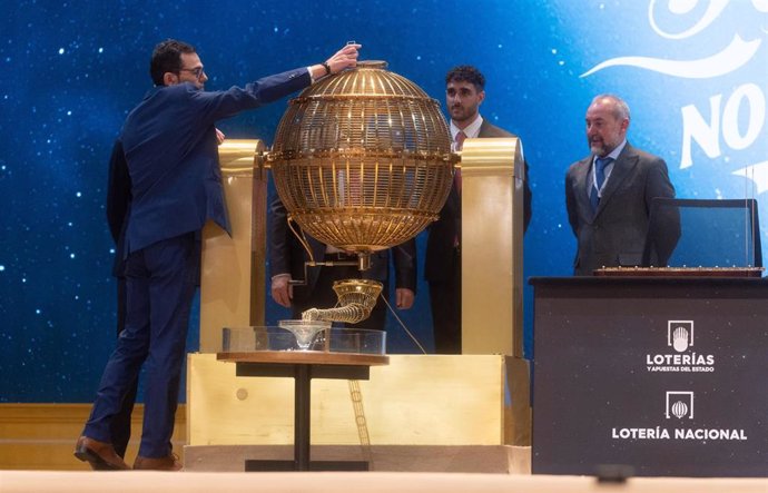 Preparación del bombo antes de la celebración del Sorteo Extraordinario de la Lotería de Navidad 2024, en el Teatro Real. 