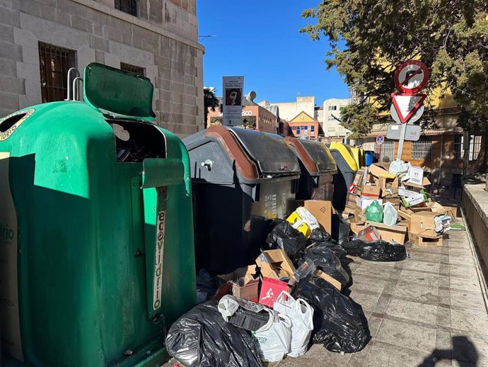 Basura junto a contenedores, en una imagen proporcionada por el PSOE.