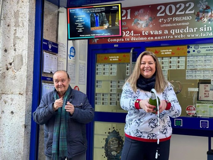 La gerente de la Administración ubicada en la calle Lencería celebra los 157 millones que ha repartido del segundo premio.