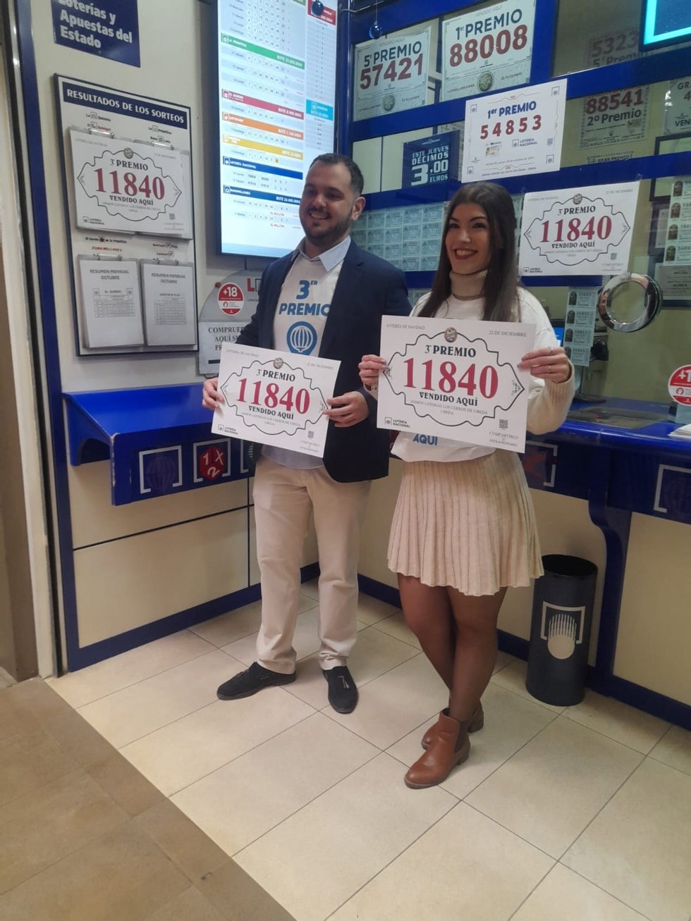 Alejandro Balboa y Benito Almazán, responsables de la administración de Úbeda que ha repartido dos millones de euros con cuatro series vendidas del 11840, tercer premio del Sorteo Extraordinario de la Lotería de Navidad