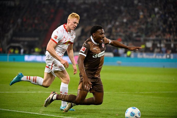 Archivo - 22 September 2024, Hamburg: Leipzig's Nicolas Seiwald (L) and Hamburg's Oladapo Afolayan battle for the ball during German Bundesliga soccer match between FC St. Pauli and RB Leipzig at the Millerntor Stadium. Photo: Gregor Fischer/dpa - IMPORTA