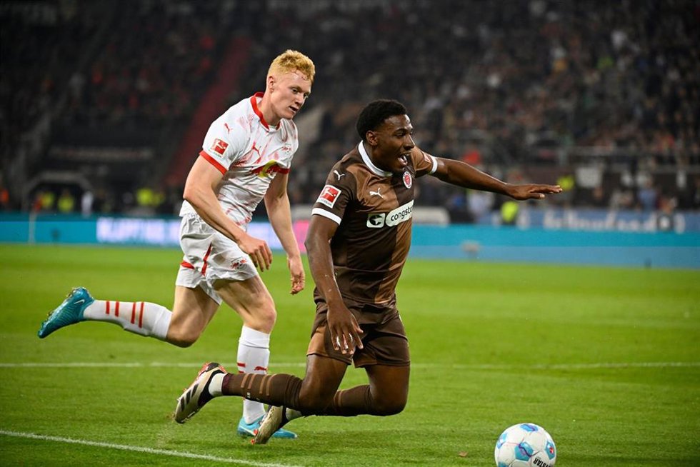 Archivo - 22 September 2024, Hamburg: Leipzig's Nicolas Seiwald (L) and Hamburg's Oladapo Afolayan battle for the ball during German Bundesliga soccer match between FC St. Pauli and RB Leipzig at the Millerntor Stadium. Photo: Gregor Fischer/dpa - IMPOR